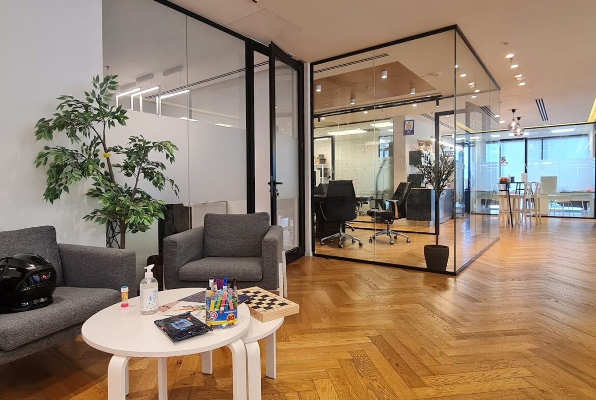 מבט כללי- אזור לאונג' ולחלוקה לחדרי עבודה