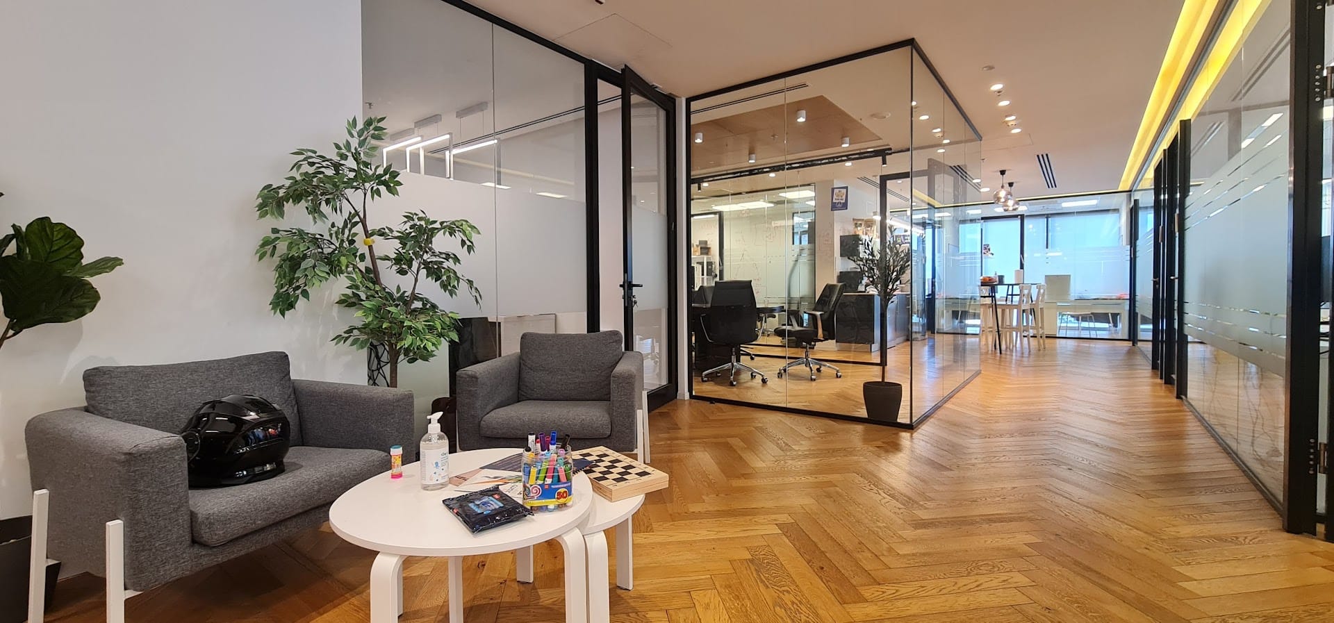 מבט כללי- אזור לאונג' ולחלוקה לחדרי עבודה