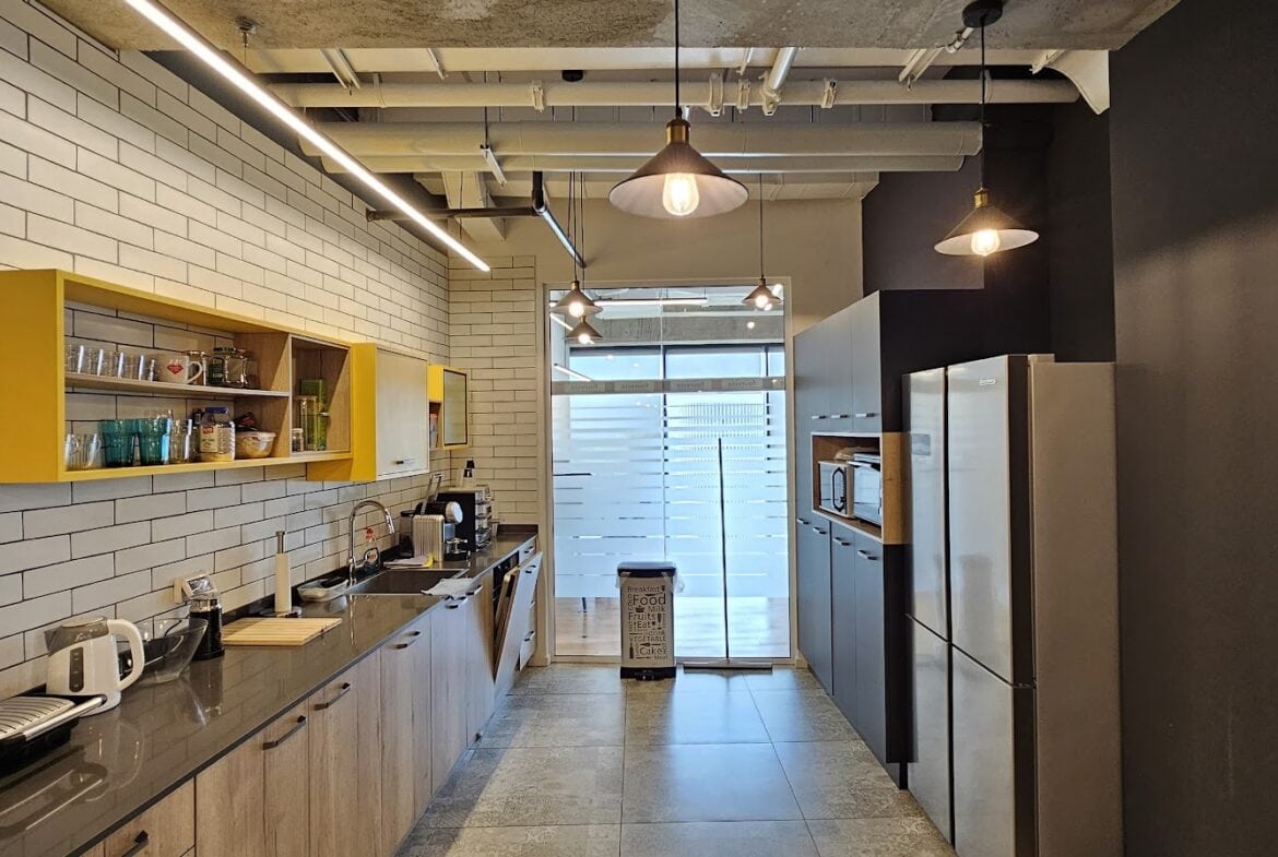 מטבח יפה וגדול במשרד