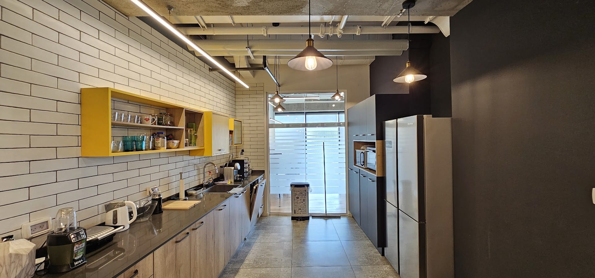 מטבח יפה וגדול במשרד