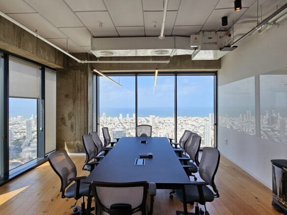 חדר ישיבות גדול