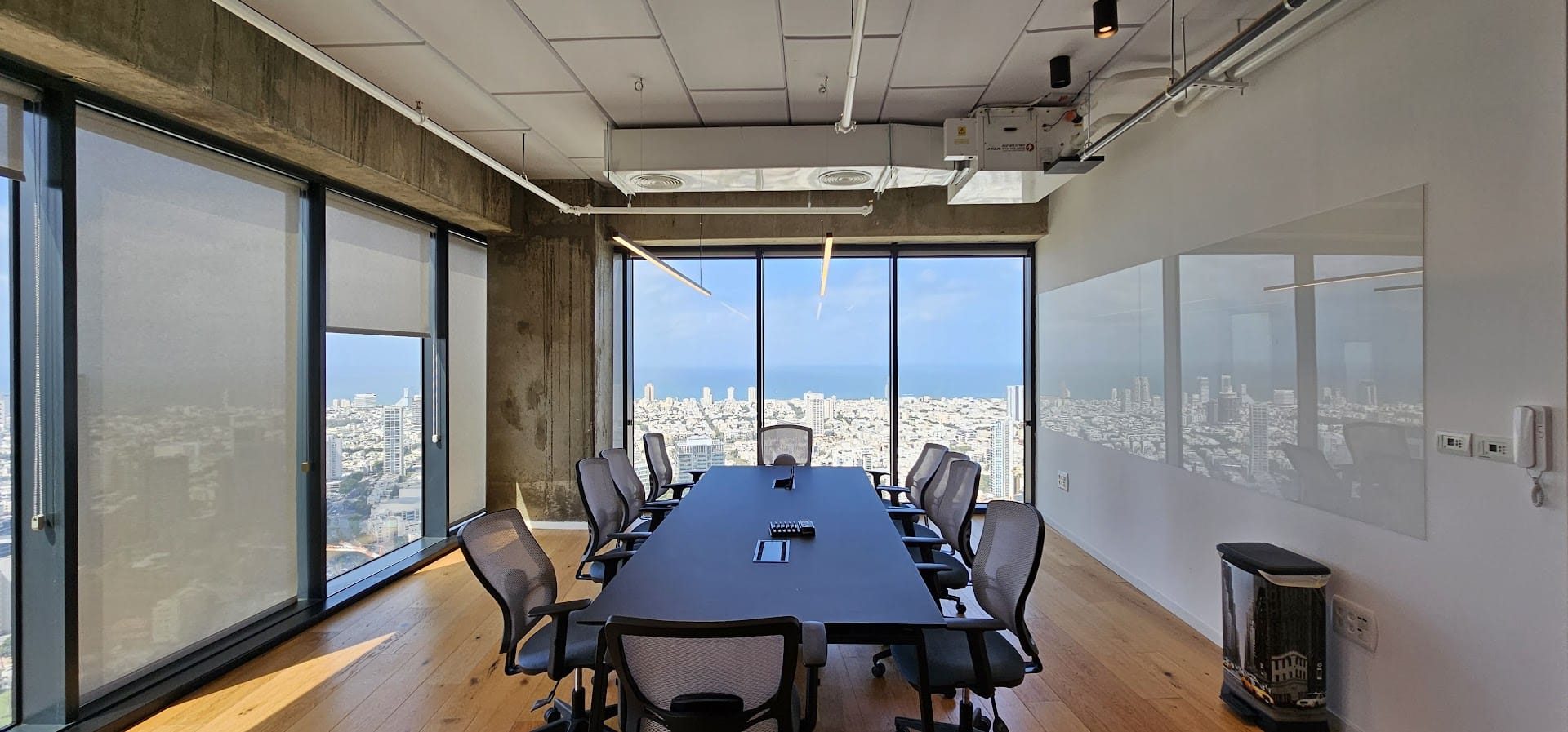 חדר ישיבות גדול