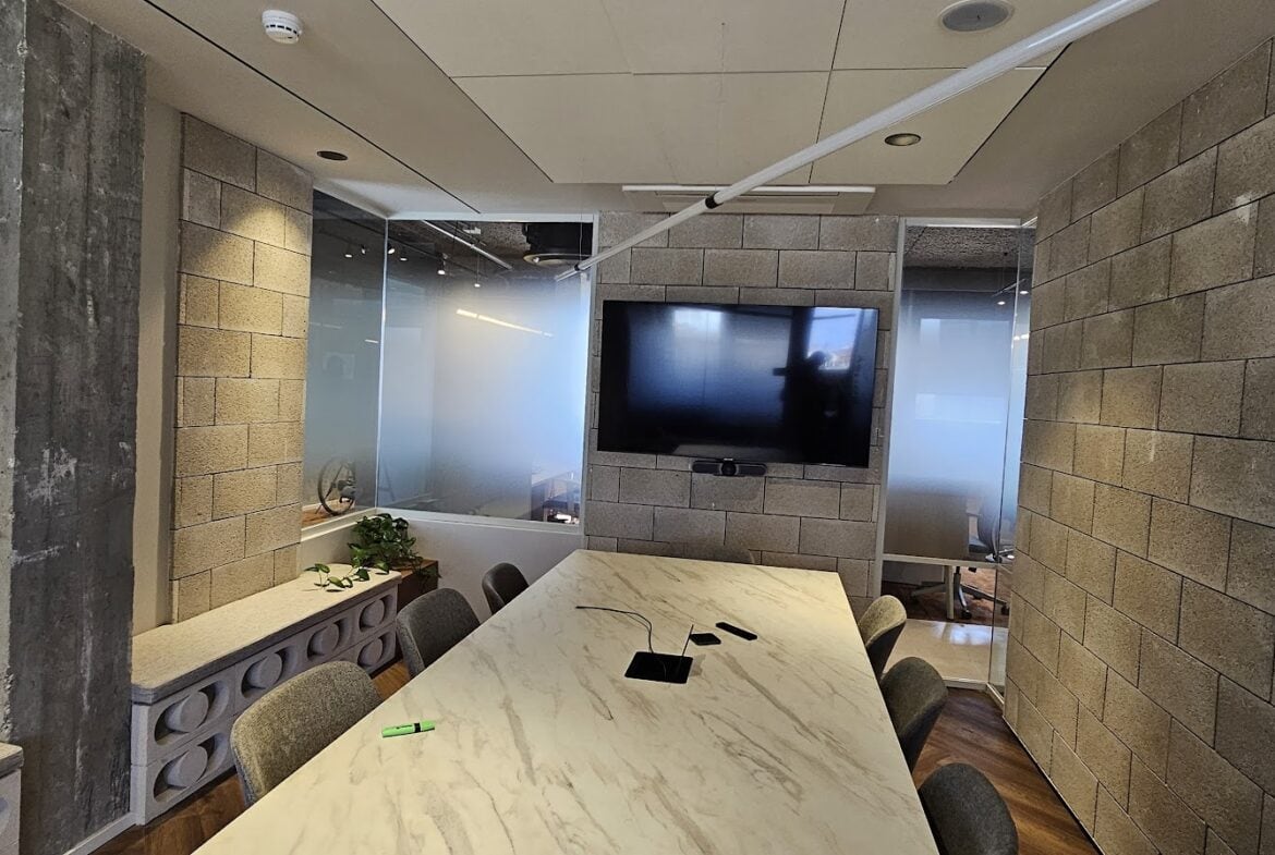 חדר ישיבות גדול