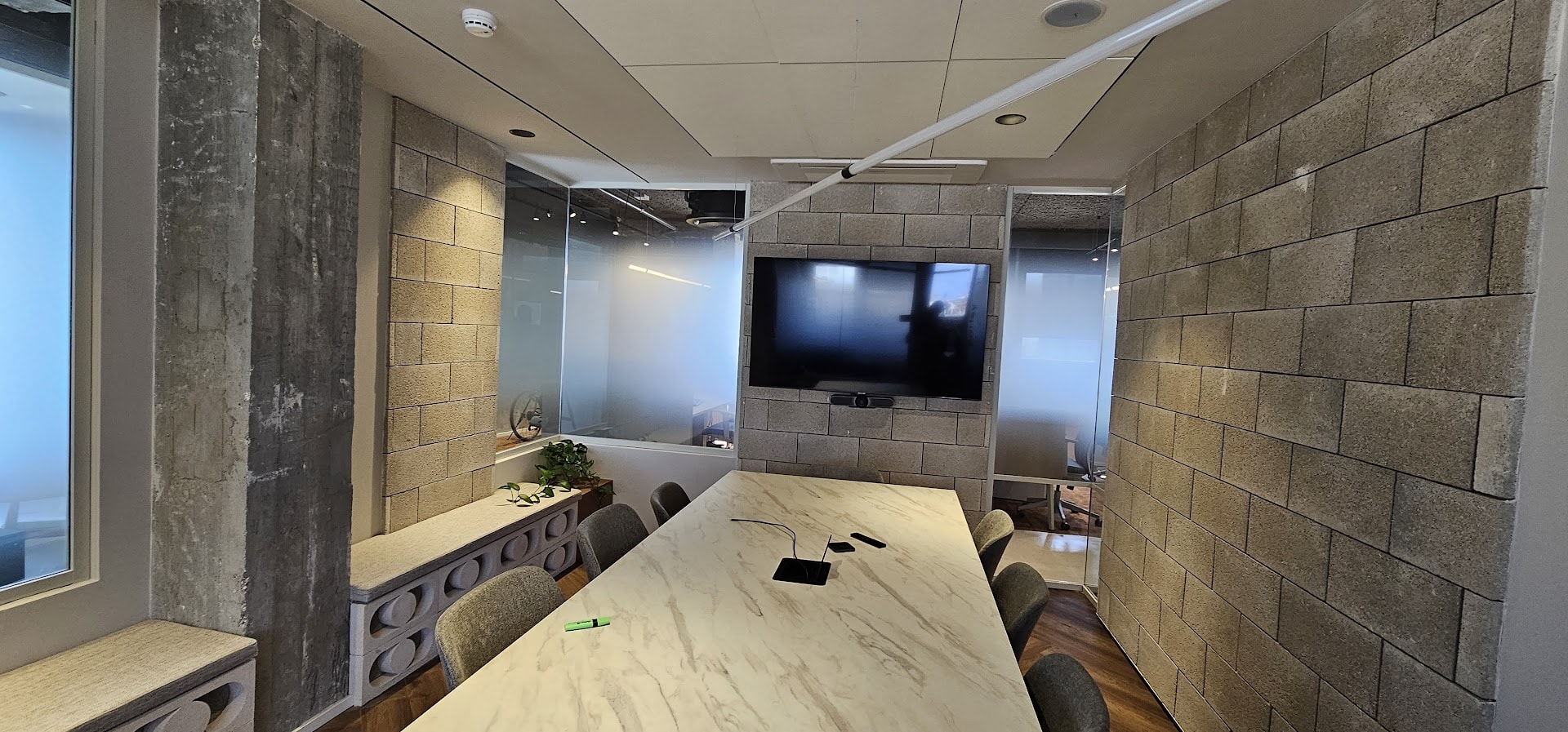 חדר ישיבות גדול