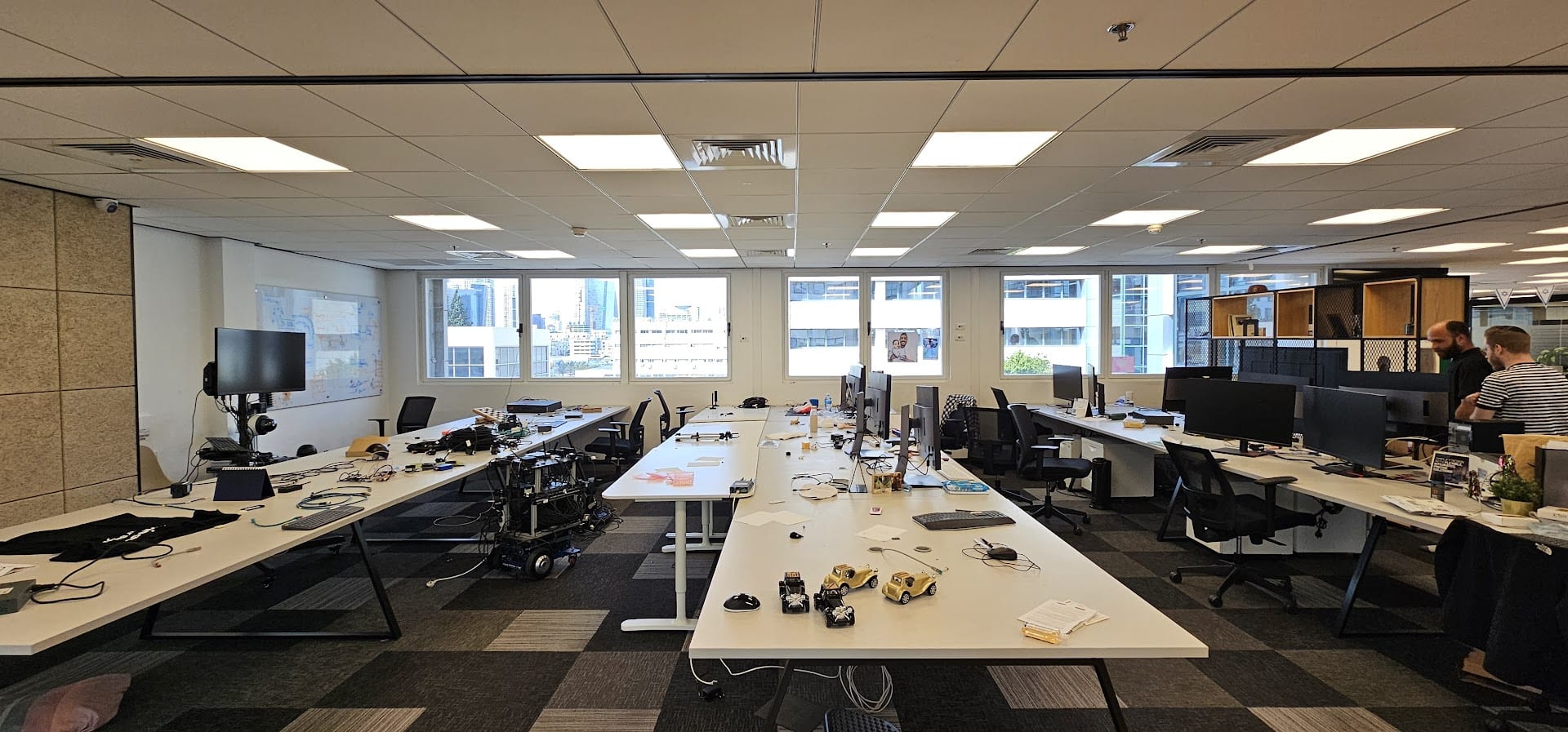 אופן ספייס עם עמדות עבודה