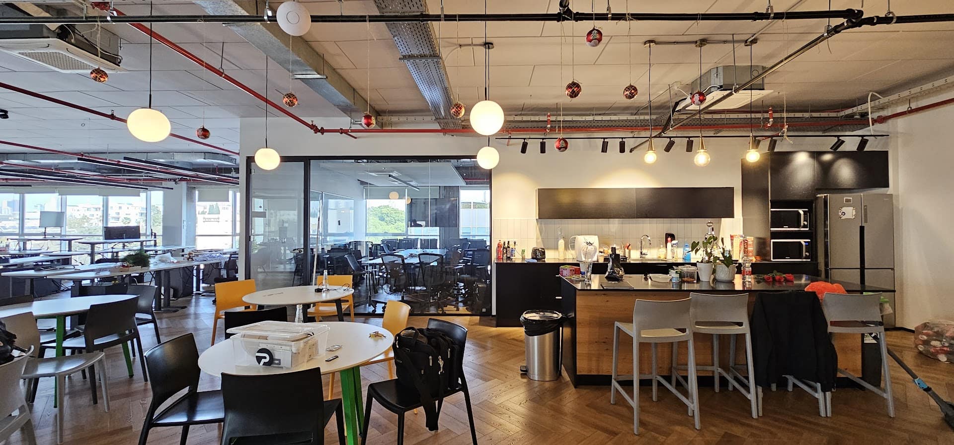 מטבח נוסף עם מקומות אוכל