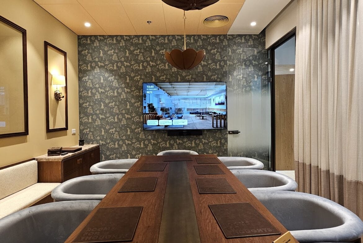 חדר ישיבות גדול