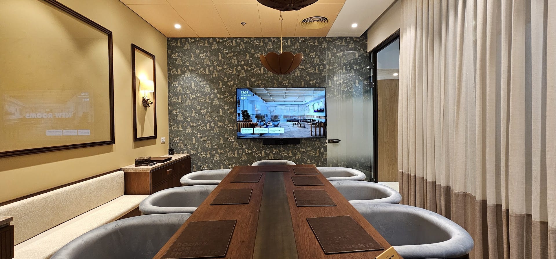 חדר ישיבות גדול