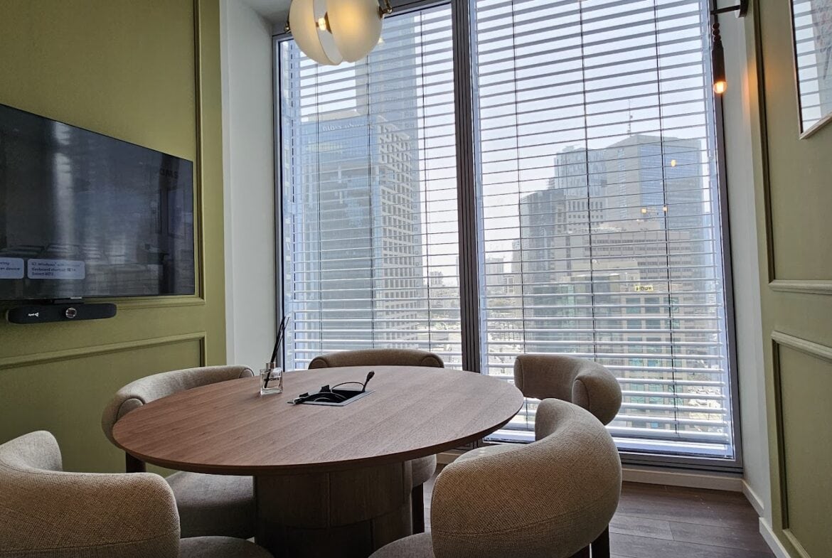 חדר ישיבות קטן