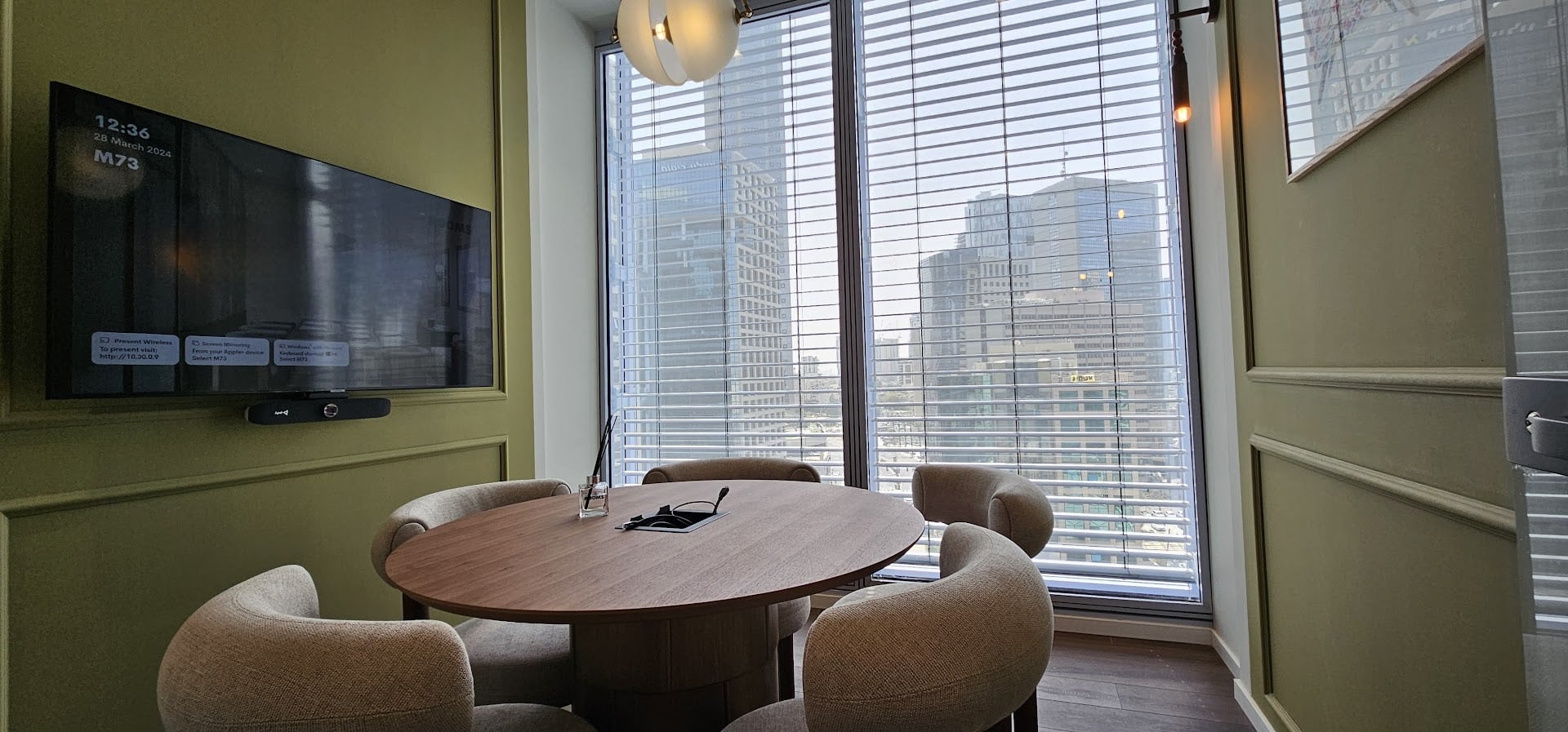 חדר ישיבות קטן