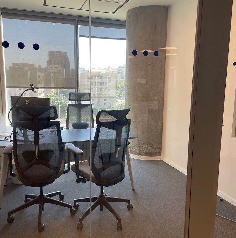 אחד מחדרי עבודה במשרד- חדר עבודה קטן