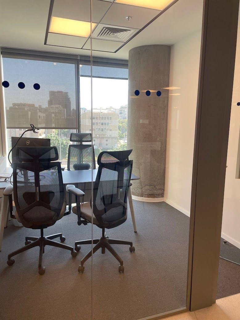 אחד מחדרי עבודה במשרד- חדר עבודה קטן