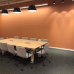 חדר ישיבות גדול