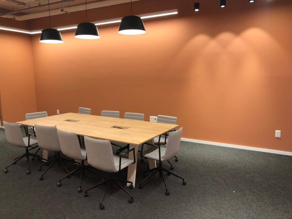 חדר ישיבות גדול