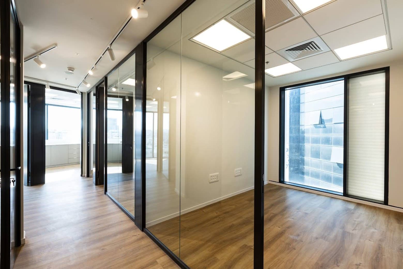 חלוקה לחדרים- מחיצות זכוכית