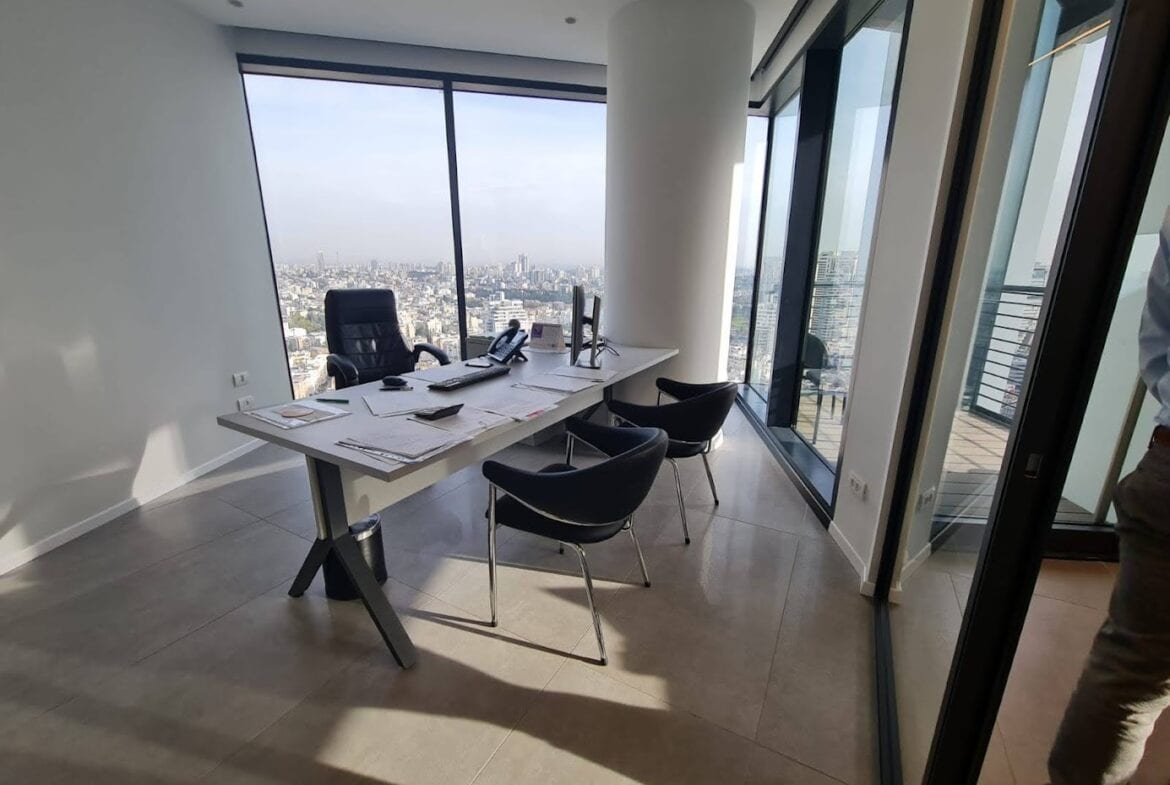 אחד מחדרי עבודה במשרד 106 מ