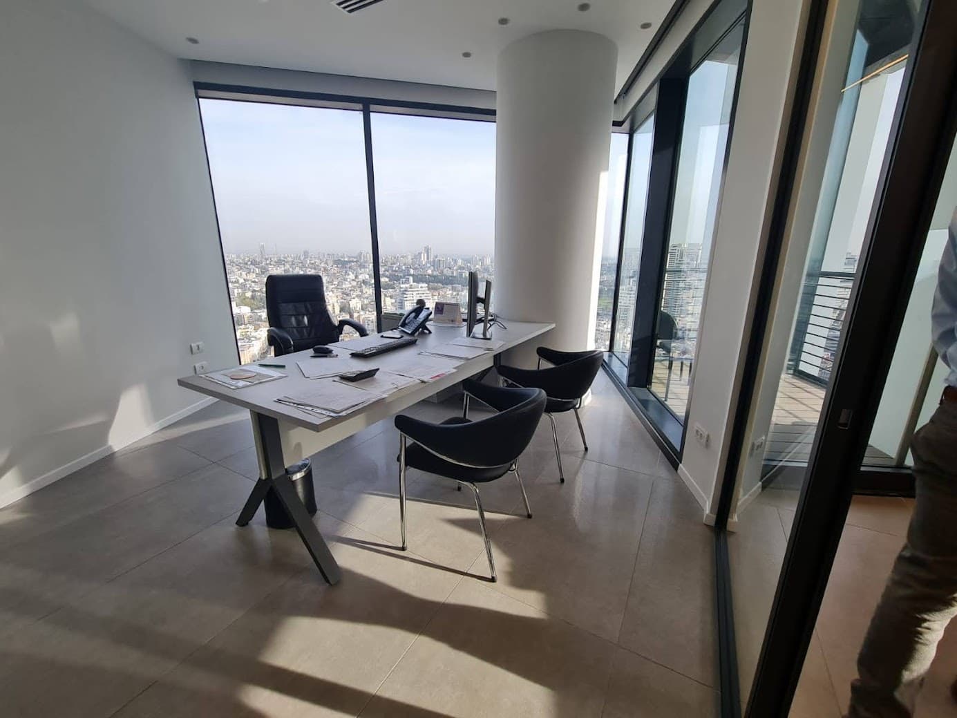 אחד מחדרי עבודה במשרד 106 מ"ר במגדל רסיטל