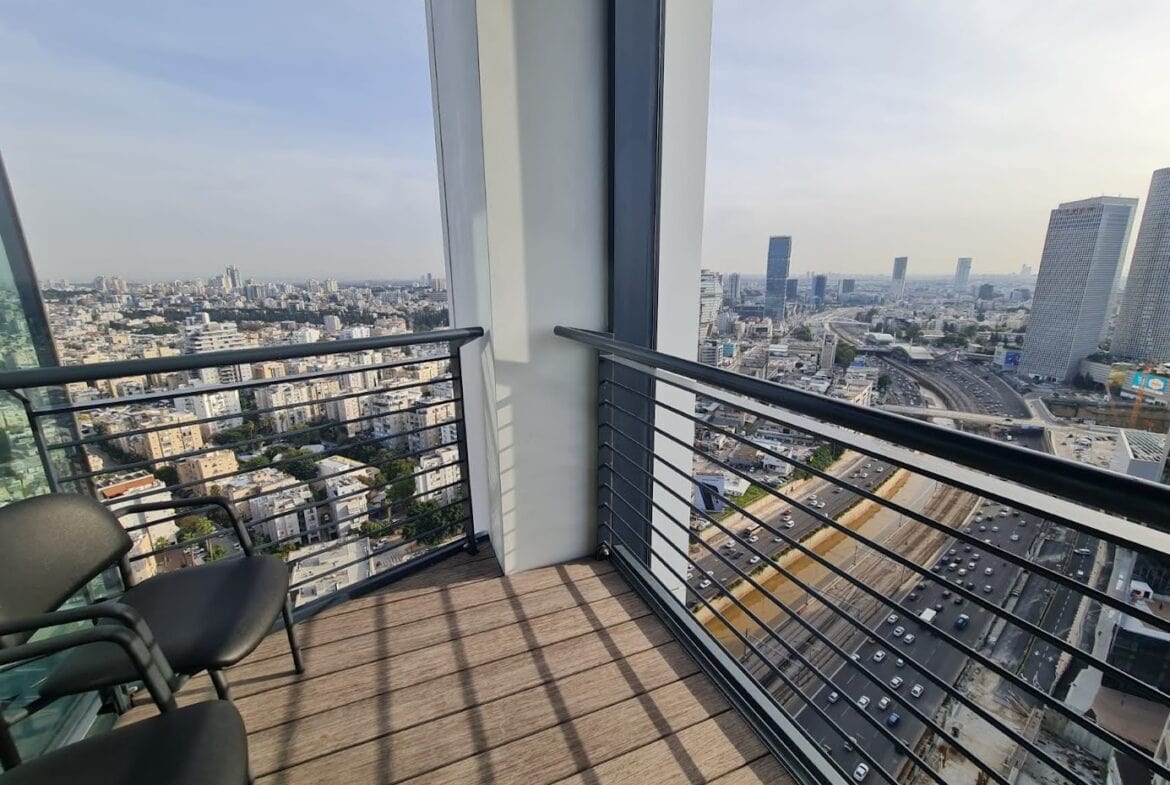 מרפסת במשרד- עם נוף תל אביב משגע