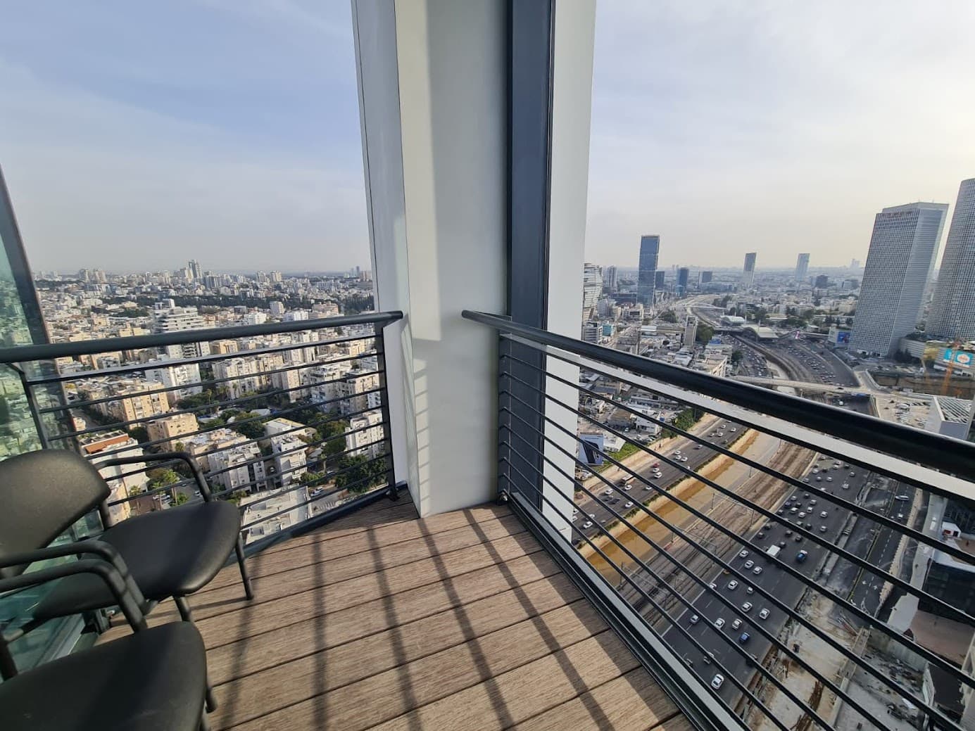 מרפסת במשרד- עם נוף תל אביב משגע מרפסת במשרד- עם נוף תל אביב משגע