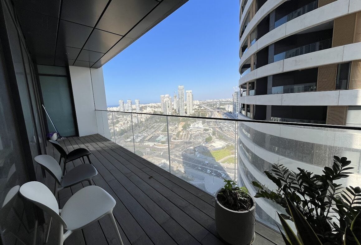 מרפסת במשרד להשכרה ברסיטל.