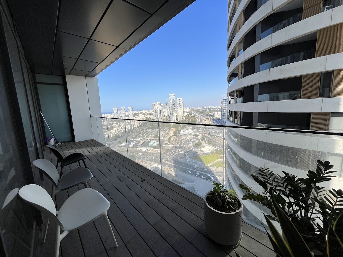 מרפסת במשרד להשכרה ברסיטל.