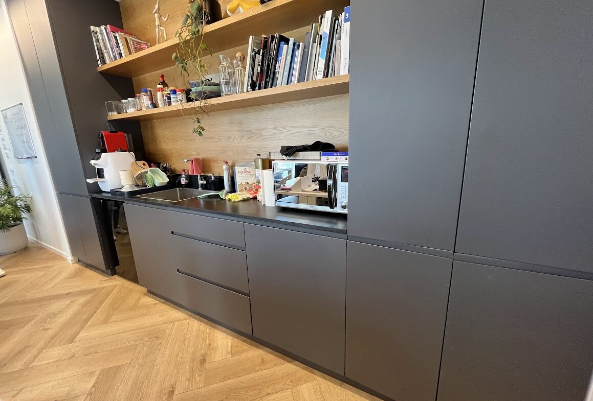 מטבח יפה ומאובזר במשרד