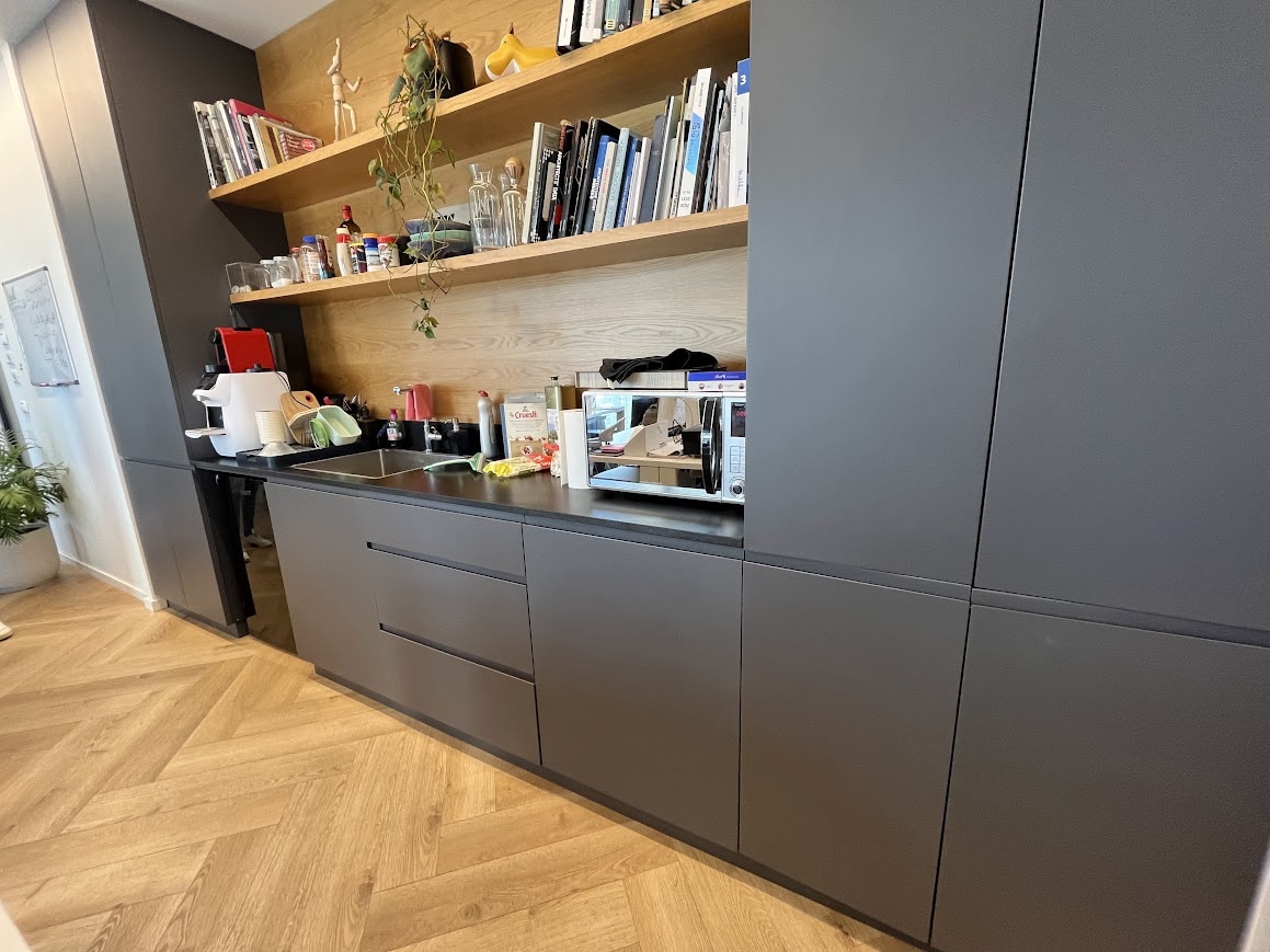 מטבח יפה ומאובזר במשרד