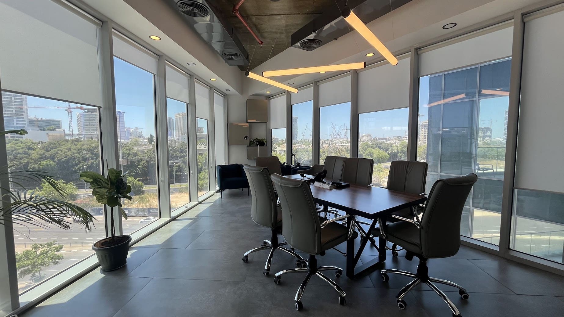 חדר ישיבות במשרד