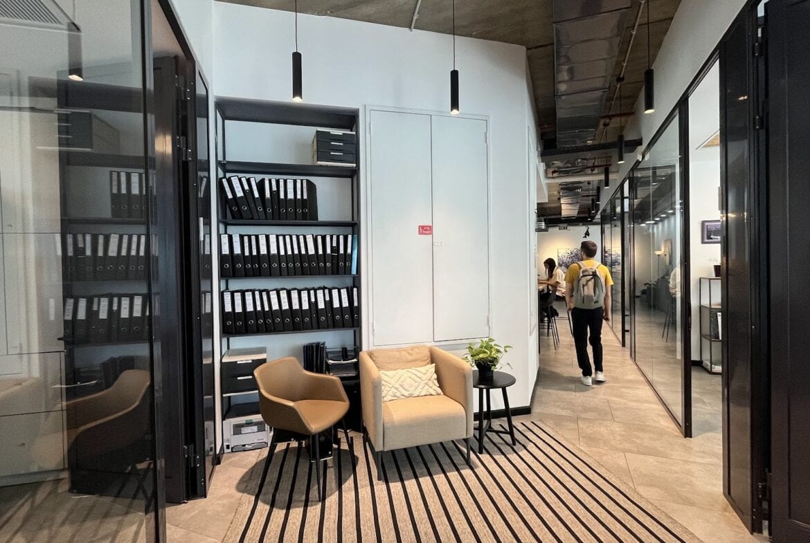 אזור קבלה- פינת ישיבה והמתנה