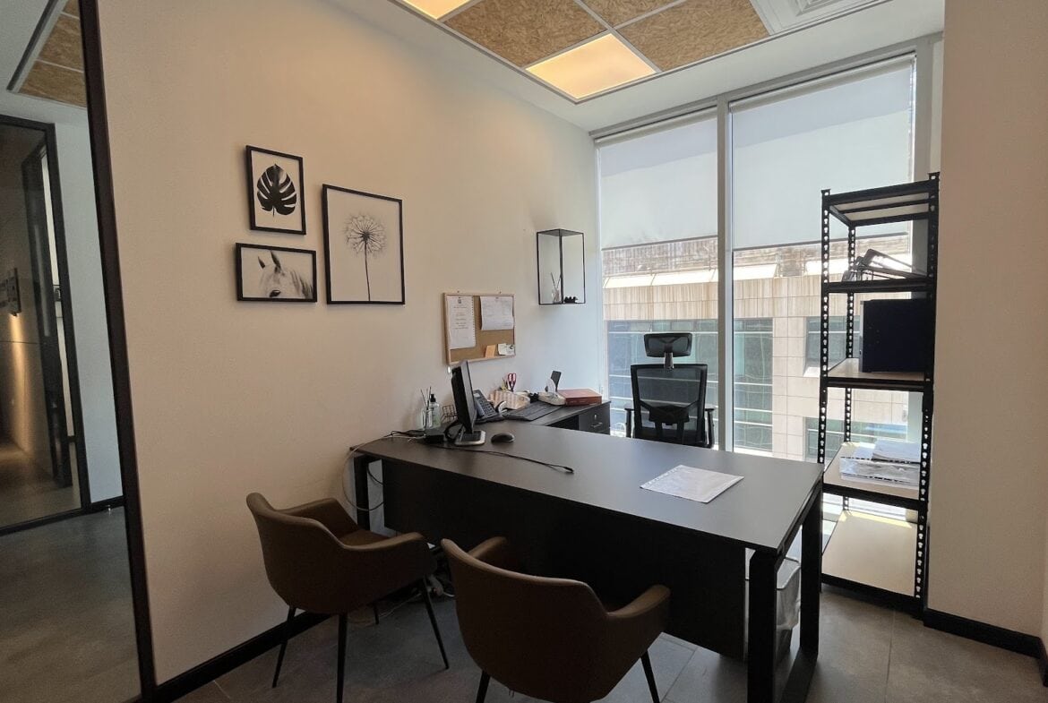 אחד מחדרי עבודה במשרד