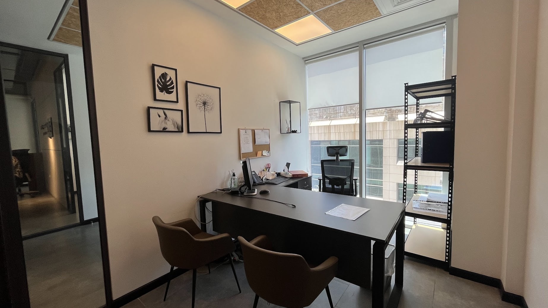 אחד מחדרי עבודה במשרד