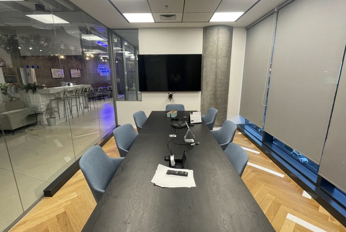 חדר ישיבות גדול