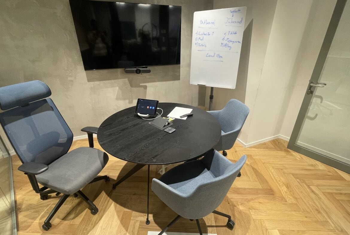 חדר ישיבות קטן