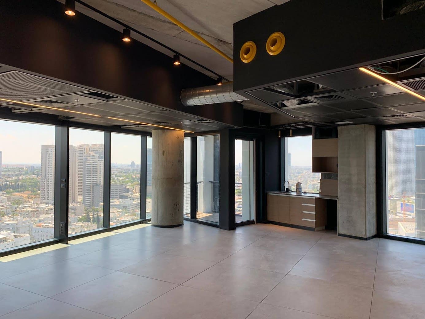 מטבחון במשרד ומבט כללי- אופן ספייס