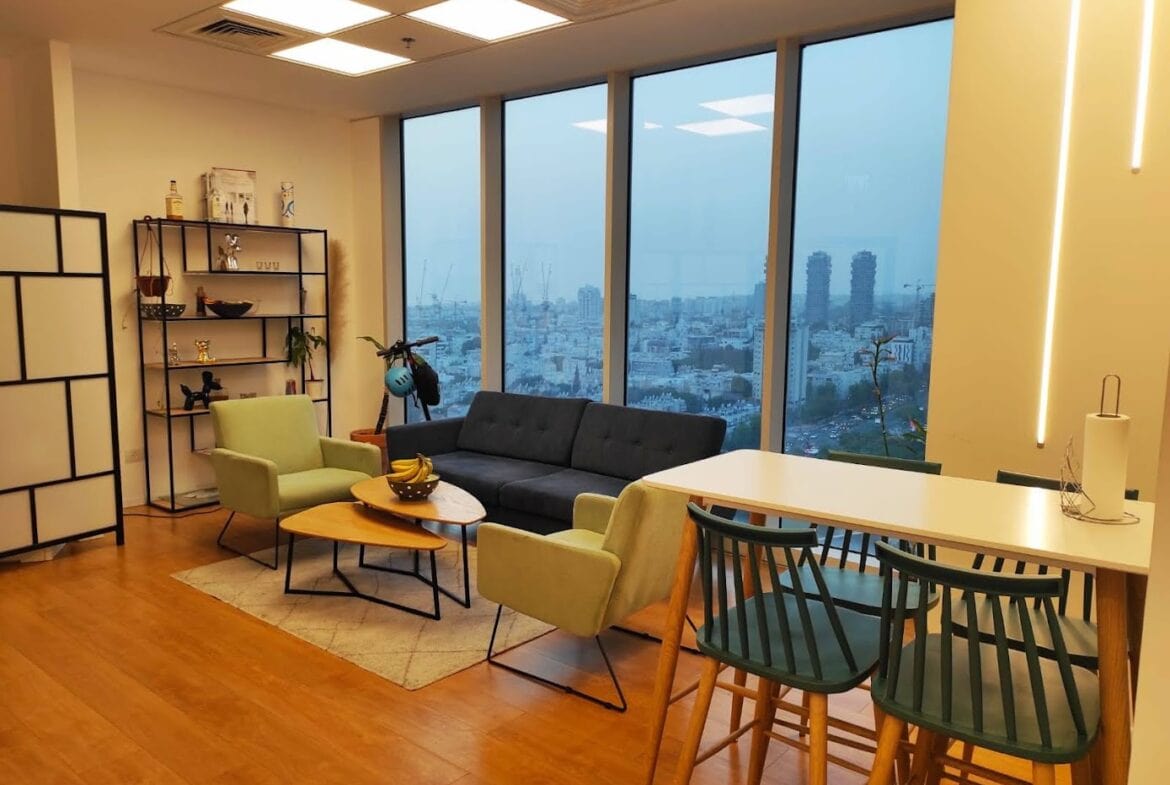 אזור לאונג' קטן ופינת אוכל קטנה