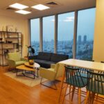 אזור לאונג' קטן ופינת אוכל קטנה