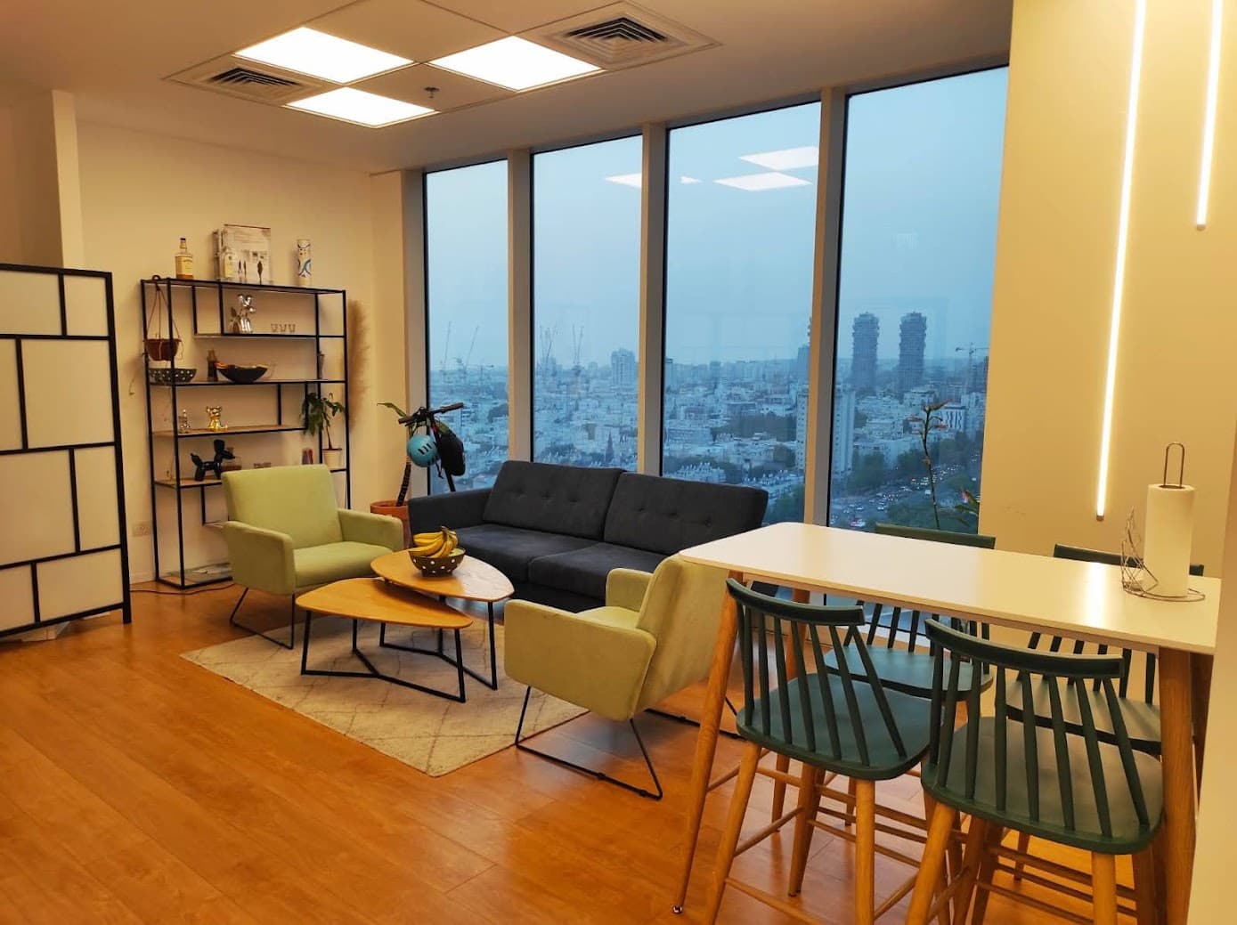 אזור לאונג' קטן ופינת אוכל קטנה