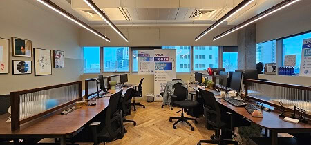 משרד גדול מרוהט חסן ערפה בית רובינשטיין אופן ספייס עמדות עבודה