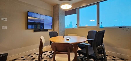 משרד גדול מרוהט חסן ערפה בית רובינשטיין חדר ישיבות קטן