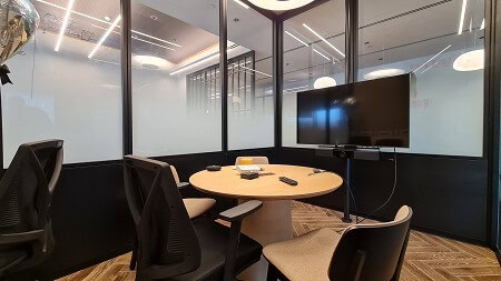 עמדות להשכרה חסן ערפה חדר ישיבות גדול