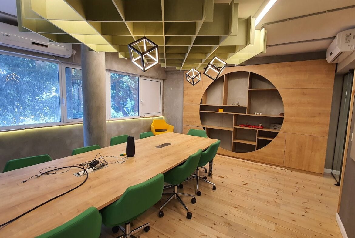 אחד מחדרי ישיבות במשרד