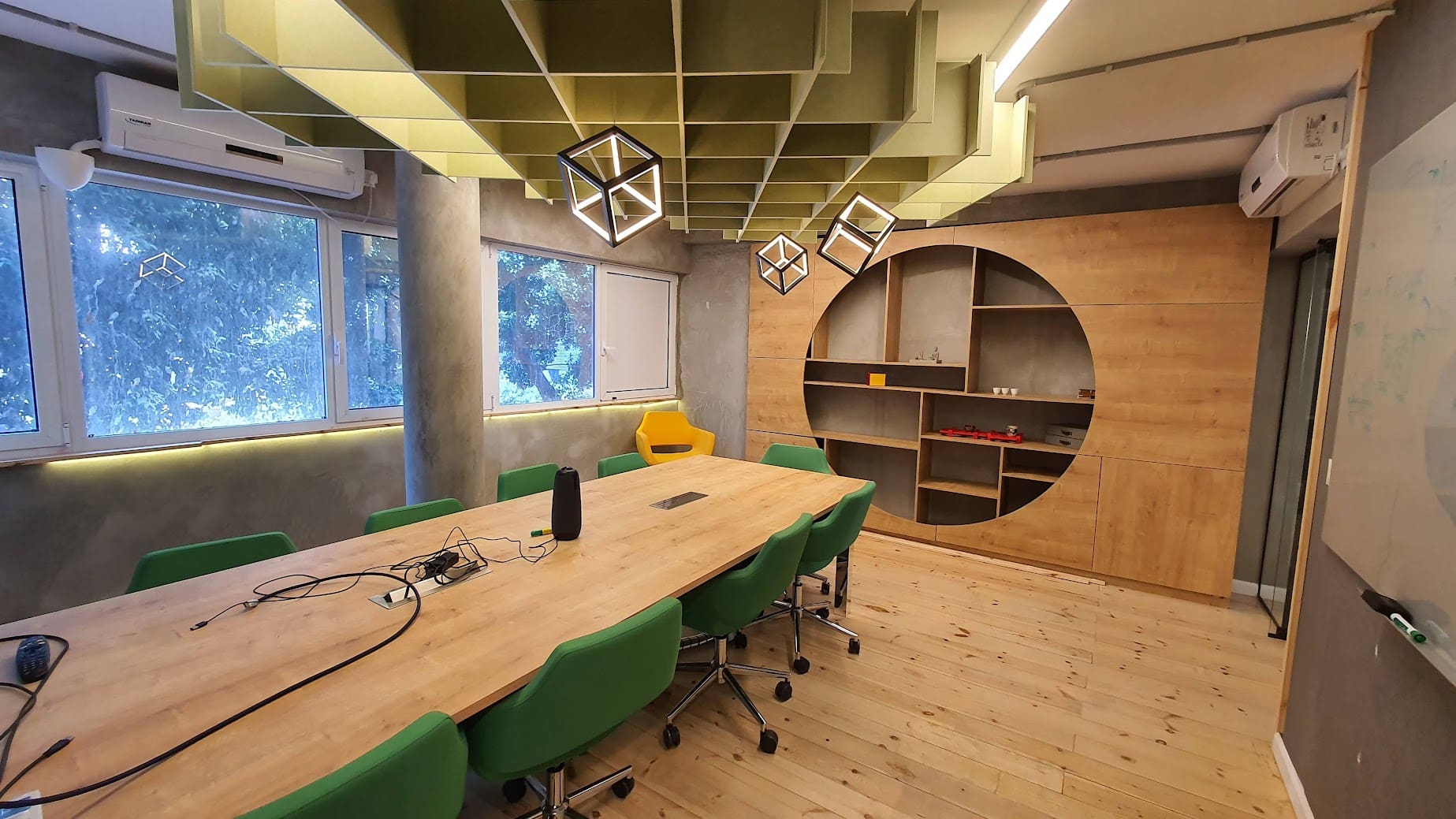 אחד מחדרי ישיבות במשרד