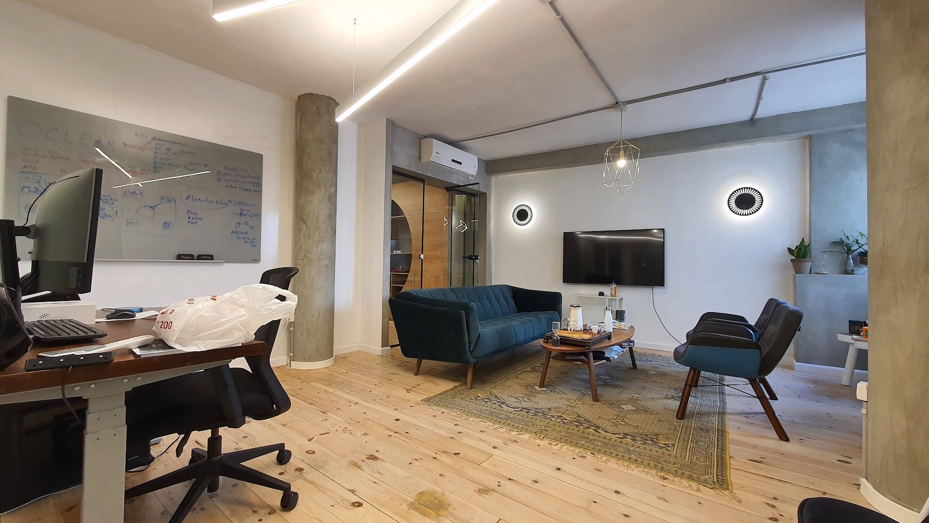 חדר עבודה גדול/ משרד מנכ"ל/ חדר צוות