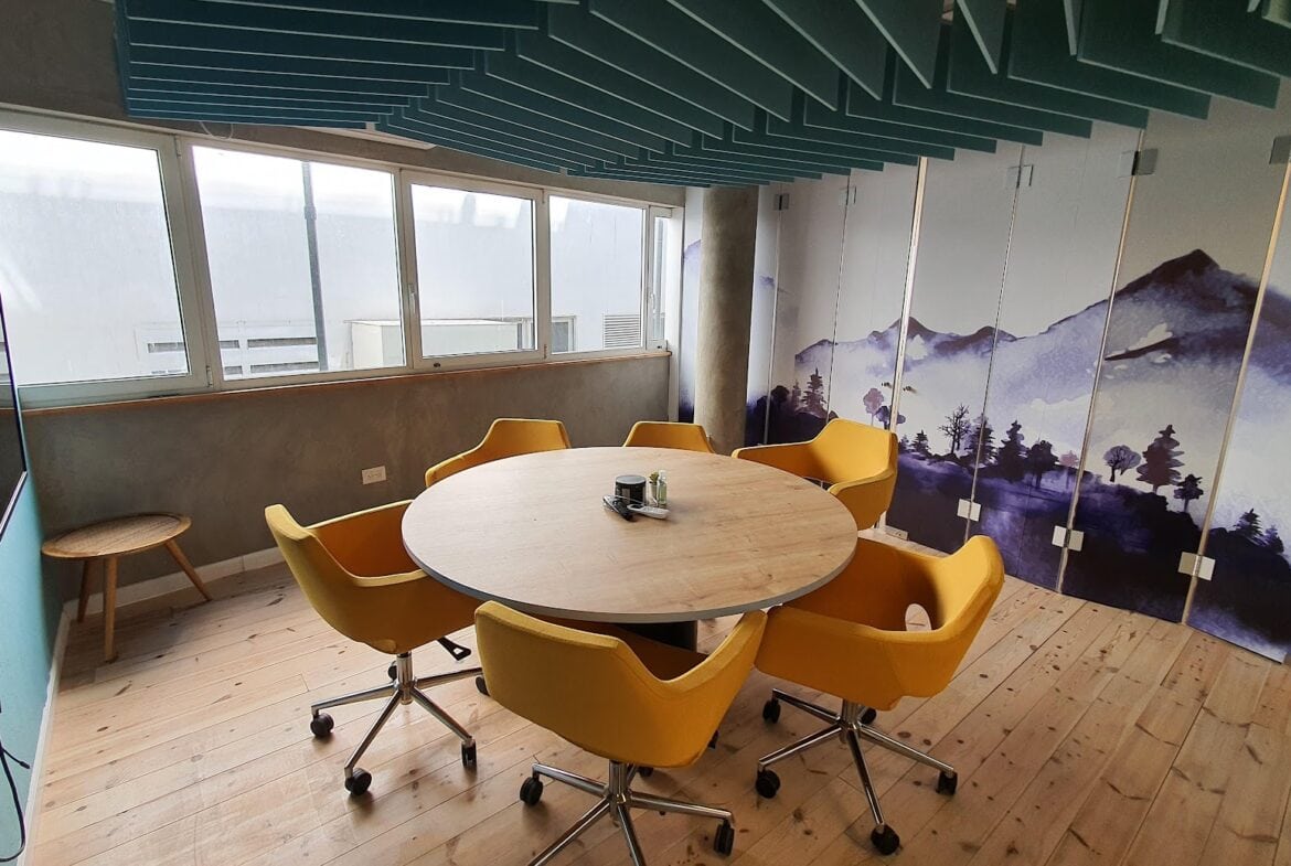 חדר ישיבות קטן במשרד