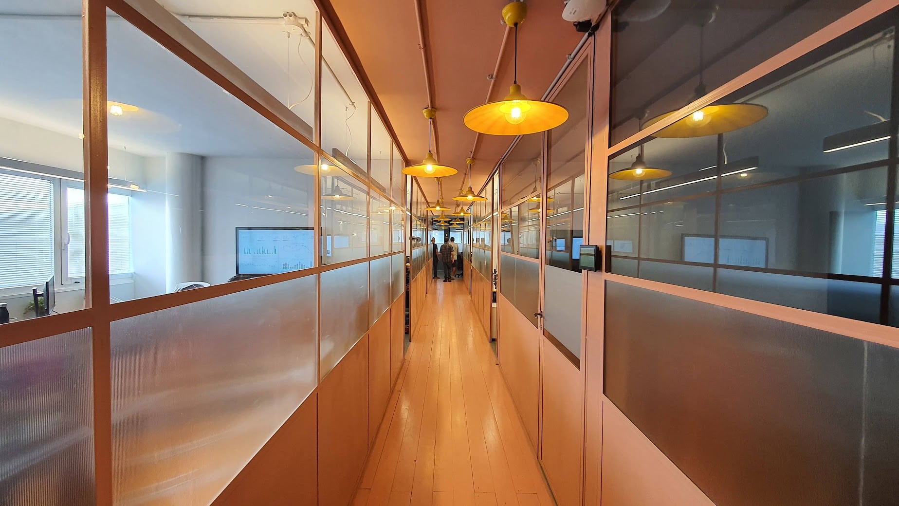 מבט כללי- מסדרון וכניסה לחדרים