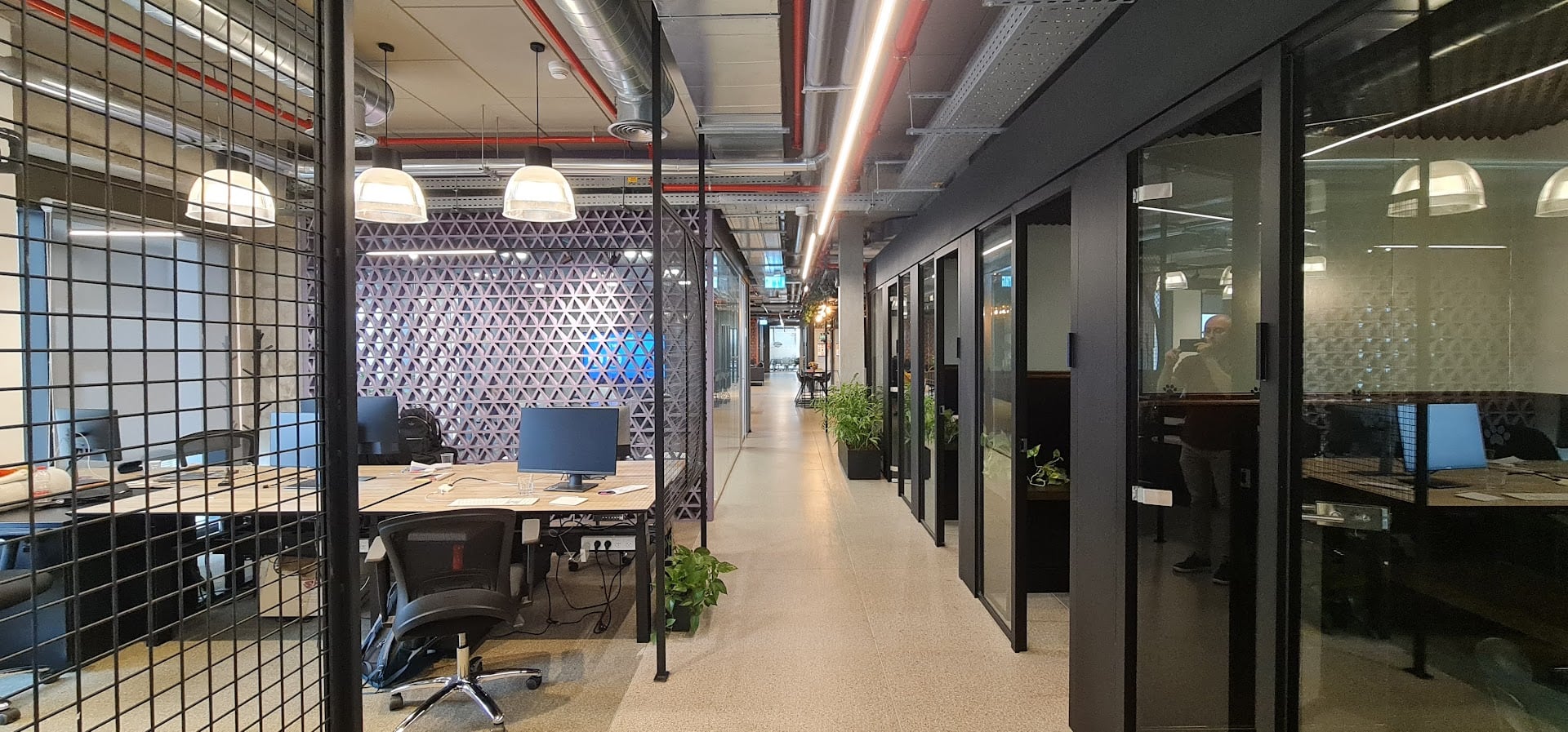 חלוקה לחדרי עבודה ואופן ספייס במשרד