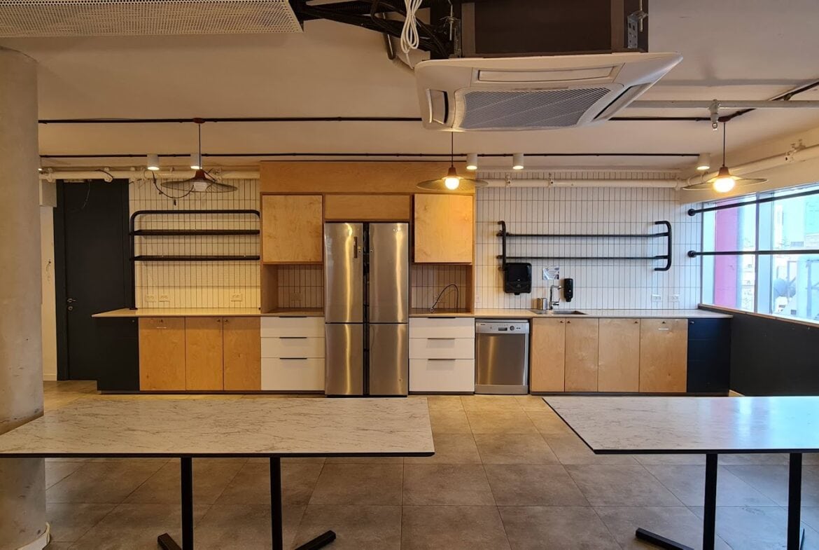 מטבח גדול במשרד בבית הוורוד