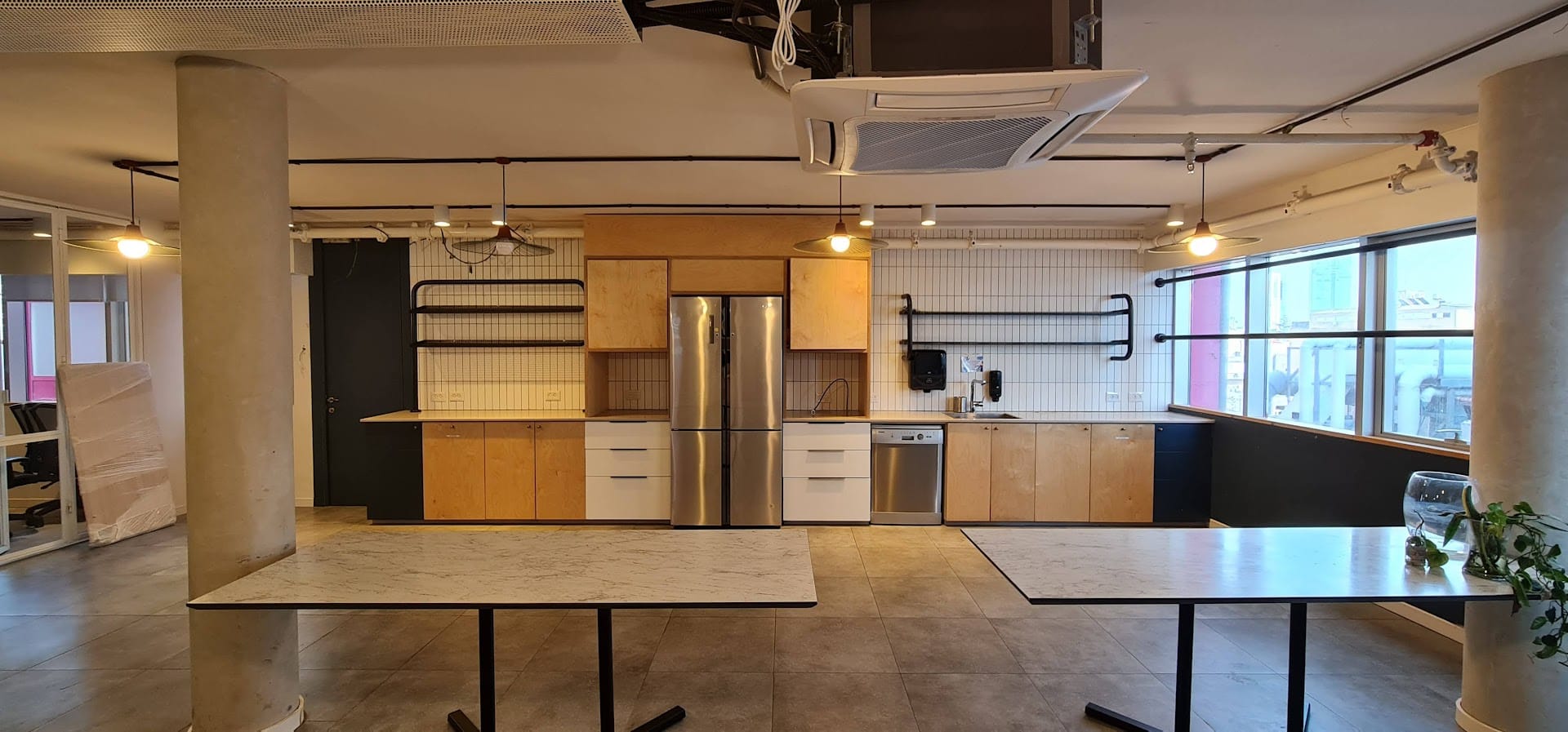 מטבח גדול במשרד בבית הוורוד