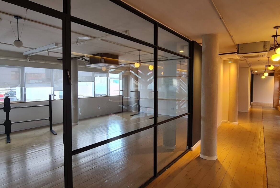 אחד מחדרי עבודה במשרד