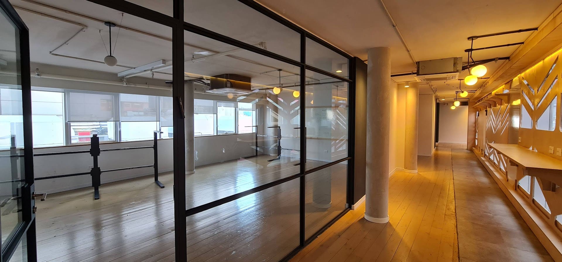 אחד מחדרי עבודה במשרד